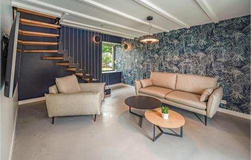 Una sala de estar con un sofá y sillas y una mesa. en 1 Bedroom Lovely Home In Concarneau, en Concarneau