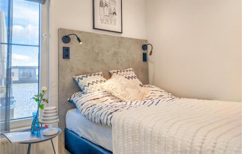 Ένα ή περισσότερα κρεβάτια σε δωμάτιο στο Stunning Ship In Oh Laak With Kitchen