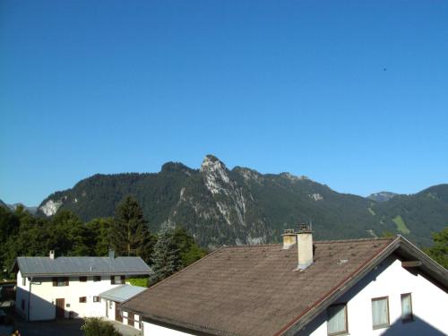 a roof of a house with mountains in the background at Ferienwohnung Barbara in Oberammergau