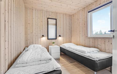 Postel nebo postele na pokoji v ubytování Stunning Home In Idestrup With Kitchen