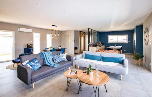 ein Wohnzimmer mit einem Sofa und einem Tisch in der Unterkunft Awesome Home In Pont-vque With Private Swimming Pool, Can Be Inside Or Outside in Pont-Évêque