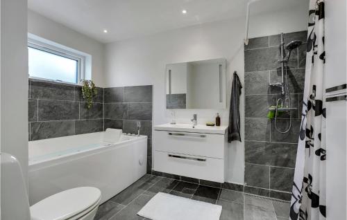 y baño con aseo, lavabo y bañera. en 3 Bedroom Nice Home In Lundby, en Lundby