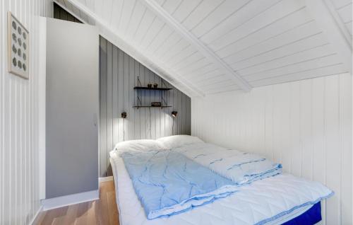 ホにあるAmazing Home In Blvand With 3 Bedrooms And Wifiの白い天井のドミトリールームのベッド1台分です。