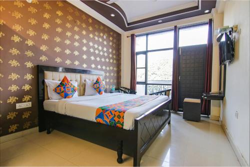 a bedroom with a bed in a room at FabHotel City Palace in Dehradun