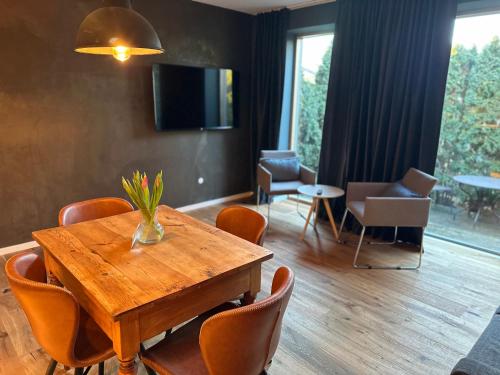 a dining room with a wooden table and chairs at Designapartment 2.0 in Lutherstadt Wittenberg
