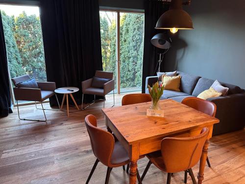 een woonkamer met een tafel en een bank bij Designapartment 2.0 in Lutherstadt Wittenberg