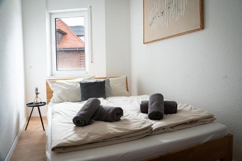 1 cama con 4 almohadas en una habitación en japandi für 2 I nahe Mannheim, Schwetzingen, en Brühl