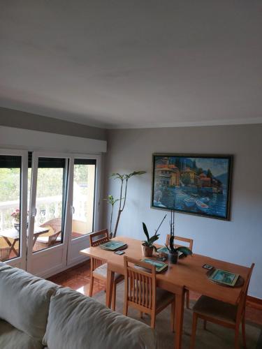 a living room with a table and a couch at Las Tres Mimosas in San Vicente de la Barquera