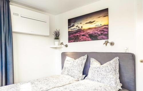 1 dormitorio con 1 cama y TV en la pared en Beautiful Ship-boat In Oh Laak With Wifi And 2 Bedrooms, en Ohé en Laak