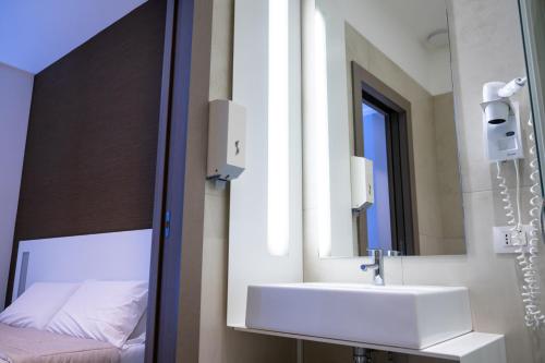 een badkamer met een wastafel en een spiegel bij La Dimora Del Re in Bitritto