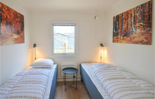 2 camas individuales en una habitación con ventana en 4 Bedroom Gorgeous Home In Vggerlse, en Bøtø By