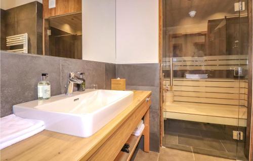 a bathroom with a sink and a shower at Stunning Apartment In Flachau With 1 Bedrooms And Wifi in Flachau