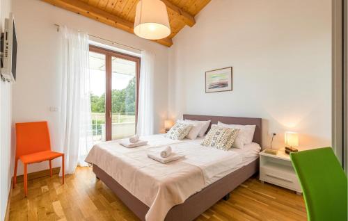 Un dormitorio con una cama grande y una ventana en Pet Friendly Home In Stokovci With Outdoor Swimming Pool, en Štokovci