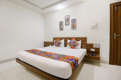 una camera con un grande letto di FabExpress Comfort Stay I a Bhopal