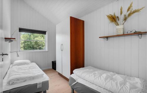 Bøtø ByにあるAmazing Home In Idestrup With 10 Bedrooms, Sauna And Wifiの小さなベッドルーム(ベッド1台、窓付)