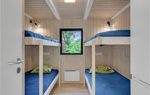 Katil dua tingkat atau katil-katil dua tingkat dalam bilik di 3 Bedroom Awesome Home In Vejby