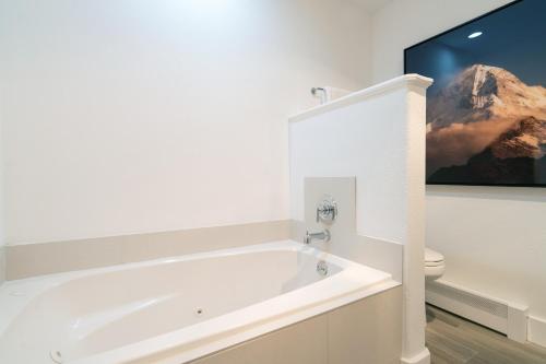 uma casa de banho branca com uma banheira e um WC em Bear Creek Lodge 207B Hotel Room em Telluride