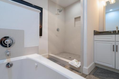 uma casa de banho branca com uma banheira e um lavatório em Bear Creek Lodge 207B Hotel Room em Telluride