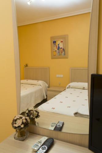 Postel nebo postele na pokoji v ubytování Hostal Dulcinea