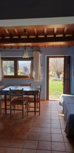 una sala da pranzo con tavolo da ping pong e finestra di Country House Le Calvie a Camerino