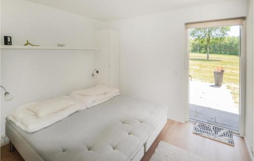 En eller flere senge i et værelse på Nice Home In Nimtofte With Kitchen