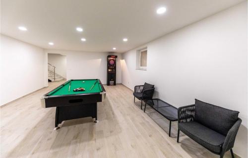 Biliardový stôl v ubytovaní 4 Bedroom Stunning Home In Kastel Stari