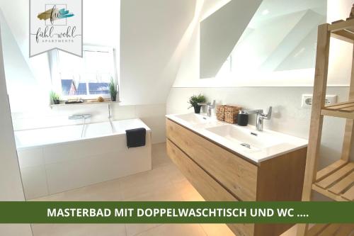 a bathroom with a sink and a mirror at Ferienhaus Fantaisie - Wohnen nahe Schlosspark -Stadtgrenze Bayreuth für 1-5 Pers, Hunde willkommen, voll eingezäunt in Eckersdorf