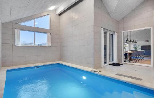 בריכת השחייה שנמצאת ב-Amazing Home In Jgerspris With Indoor Swimming Pool או באזור