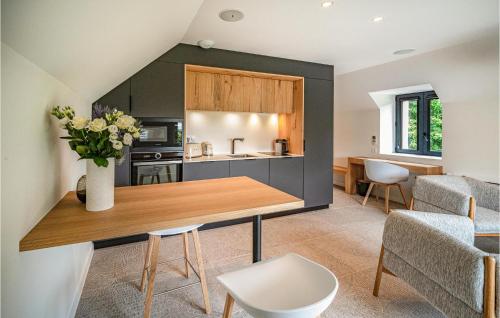 Il comprend une cuisine et un salon avec une table et des chaises. dans l'établissement Beautiful Home In Concarneau With Wifi, à Concarneau