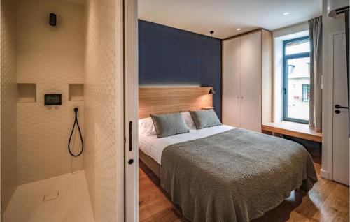 - une chambre avec un lit et une fenêtre dans l'établissement Beautiful Home In Concarneau With Wifi, à Concarneau