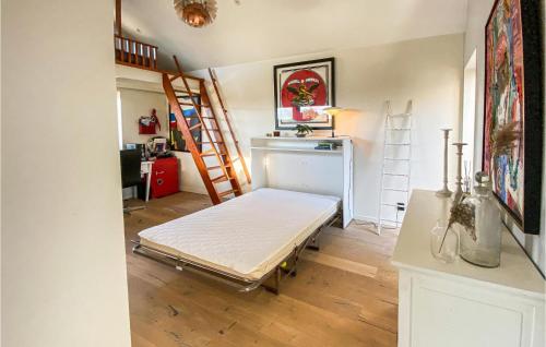 ein Schlafzimmer mit einem Bett in einem Zimmer mit einer Leiter in der Unterkunft 3 Bedroom Beautiful Home In Hovs in Hovås