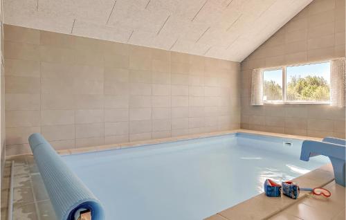 una gran piscina en una habitación con lavabo en Lovely Home In Idestrup With Wifi, en Bøtø By