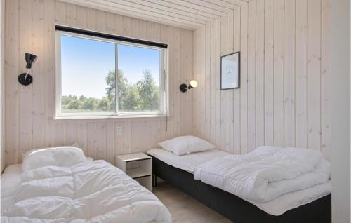 2 letti in una camera con finestra di Lovely Home In Idestrup With Wifi a Bøtø By