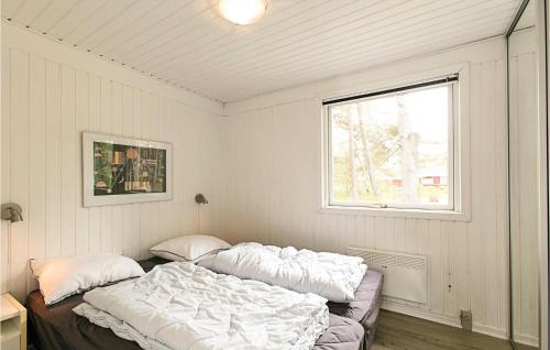 Vester SømarkenにあるCozy Home In Nex With Wifiの窓付きの部屋 ベッド2台