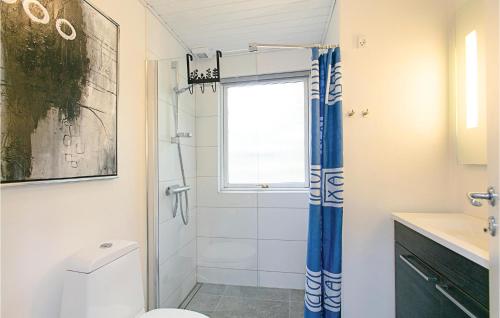 Vester SømarkenにあるCozy Home In Nex With Wifiのバスルーム(シャワー、トイレ付)、窓が備わります。
