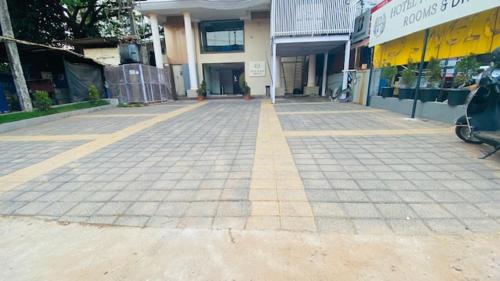 an empty street in front of a building at Hotel Plaza Heights by RAK Rooms, Mangaluru in Mangalore