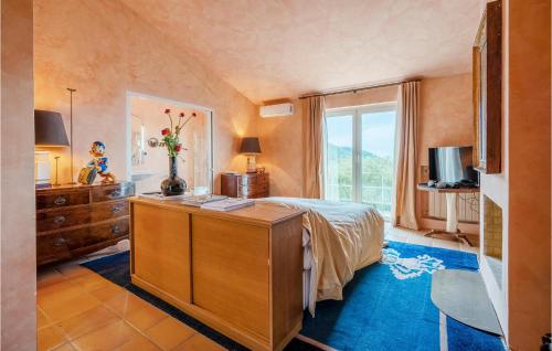 - une chambre avec un lit, une commode et une fenêtre dans l'établissement Beautiful Home In Poggio Catino With Wifi, à Poggio Catino