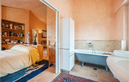 um quarto com uma cama e uma banheira em Beautiful Home In Poggio Catino With Wifi em Poggio Catino