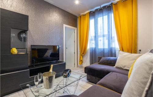 Televisyen dan/atau pusat hiburan di Lovely Apartment In Sevilla With Wifi