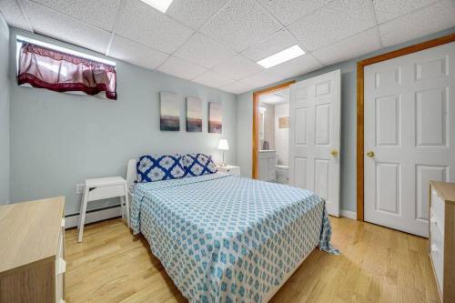 Postel nebo postele na pokoji v ubytování Cambridge 2BR 2BH Basement Apt With Parking