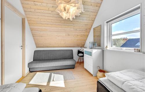 een woonkamer met een bank en een stoel bij Nice Home In Fars With Kitchen in Farsø