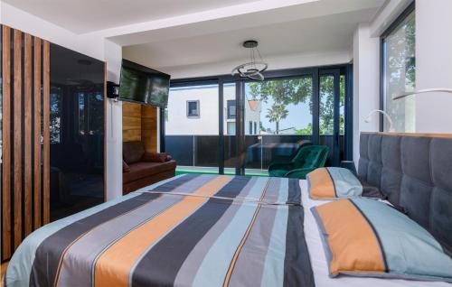 een slaapkamer met een bed en een groot raam bij 4 Bedroom Stunning Home In Fazana in Fažana