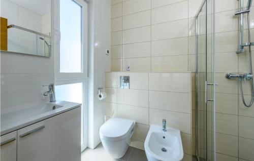 Bathroom sa 4 Bedroom Stunning Home In Fazana