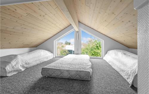トランにあるAmazing Home In Lgstr With 4 Bedrooms, Sauna And Wifiの大きな窓付きの客室で、ベッド2台が備わります。