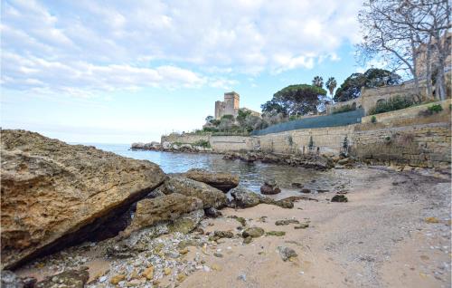 Beautiful apartment in Santa Flavia with 3 Bedrooms and WiFi