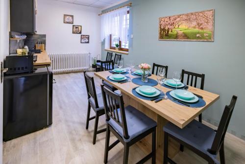 Il comprend une cuisine et une salle à manger avec une table et des chaises en bois. dans l'établissement Ubytování v soukromí v Oáze klidu v Jindřichově Hradci, à Jindřichův Hradec