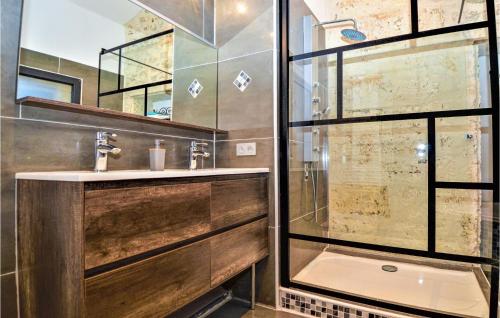 y baño con lavabo y ducha acristalada. en Stunning Home In Beaucaire With Wifi, en Beaucaire