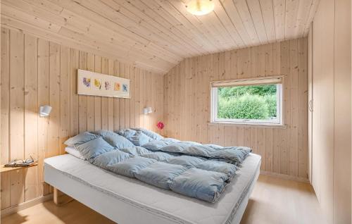 ein großes Sofa in einem Zimmer mit Fenster in der Unterkunft Amazing Home In Rdby With 4 Bedrooms, Sauna And Wifi in Kramnitse