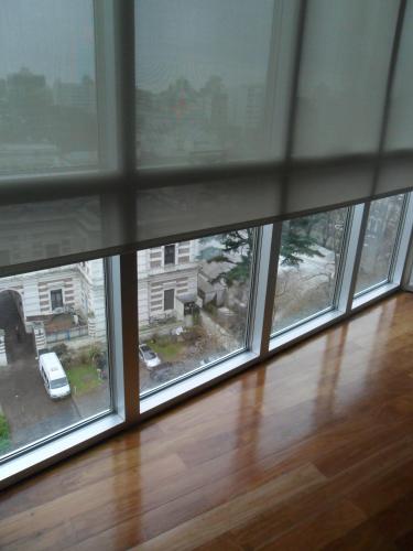 an empty room with a bunch of windows at Apart Edificio Clever in La Plata