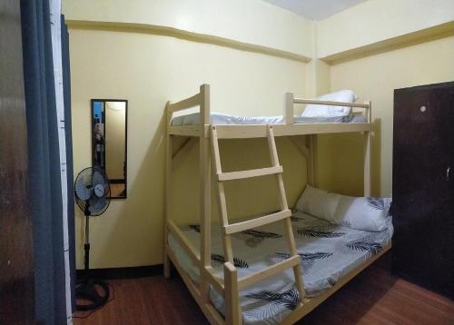 2 literas en una habitación con espejo en Vacation Station Baguio, en Baguio